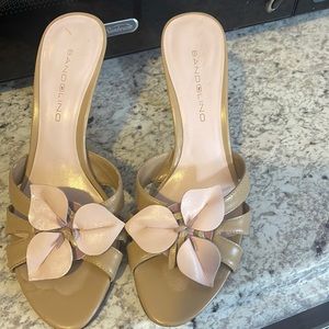 Bandolina Ladies Slip On Sandals with Heels Tan Soft pink Size 7.5M $79